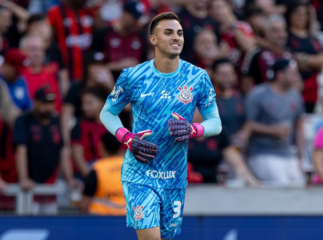 Goleiro corithiano realizou grandes defesas durante a partida deste domingo