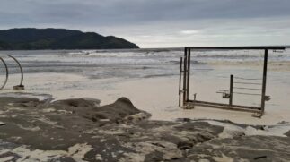 Ressaca atinge Orla da Praia de Santos na manhã deste domingo (30)