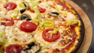 Há opções de pizzas premiadas na Rua Dom Lara, em Santos
