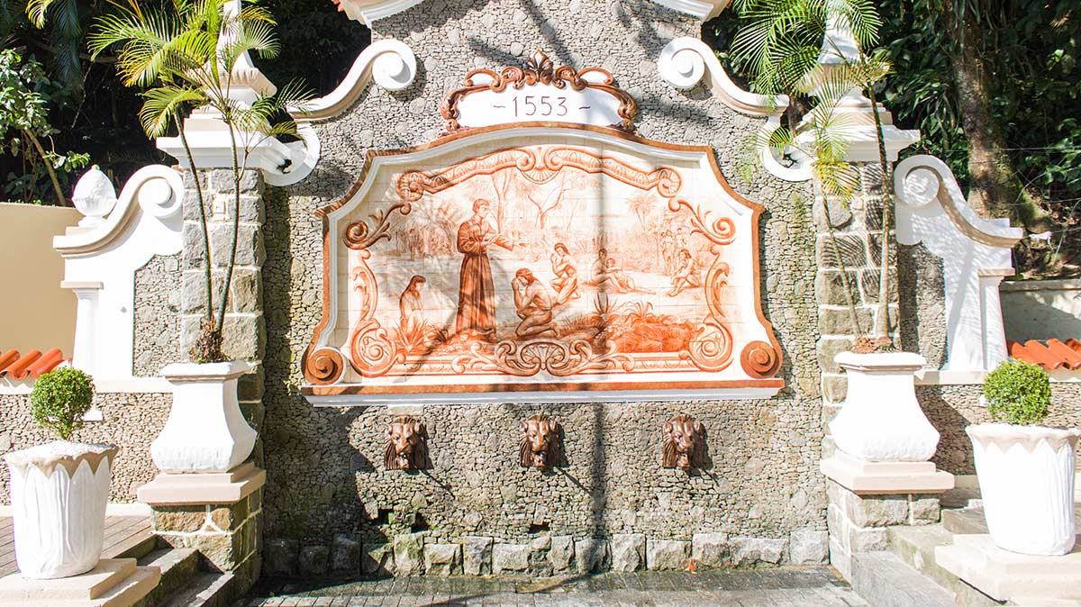 A Fonte da Bica ou Biquinha Anchieta (como é conhecida pelos munícipes), é até hoje um espaço de hidratação