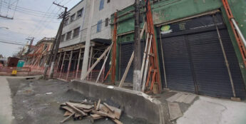 Casas e comércios escorados por madeiras no Centro de Santos em obra do VLT