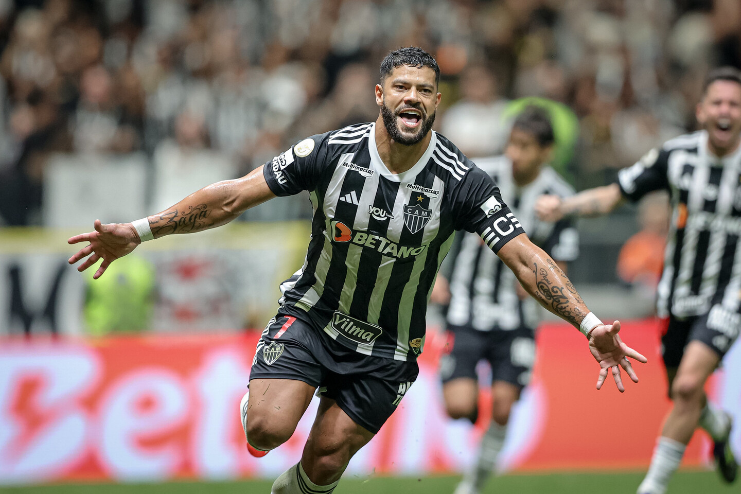 Os dois gols do galo foram de pênalti, com Hulk