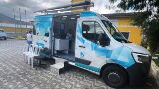 A agência móvel da Sabesp esteve em São Vicente e segue para Cubatão na próxima semana