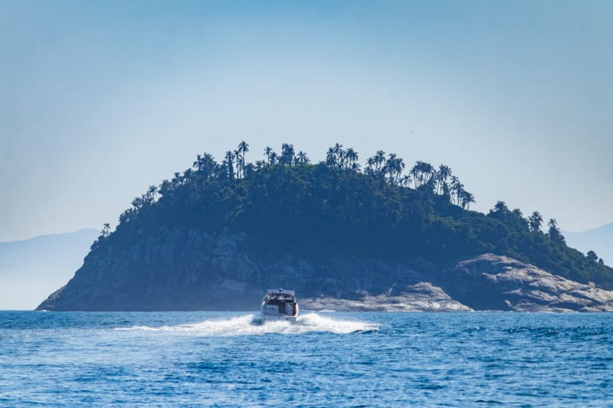 No trajeto, é possível ver golfinhos e peixes-voadores.