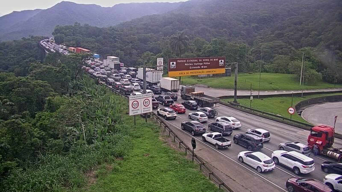 Caminhões e carretas com destino a São Paulo, devem usar o trecho de serra da Via Anchieta