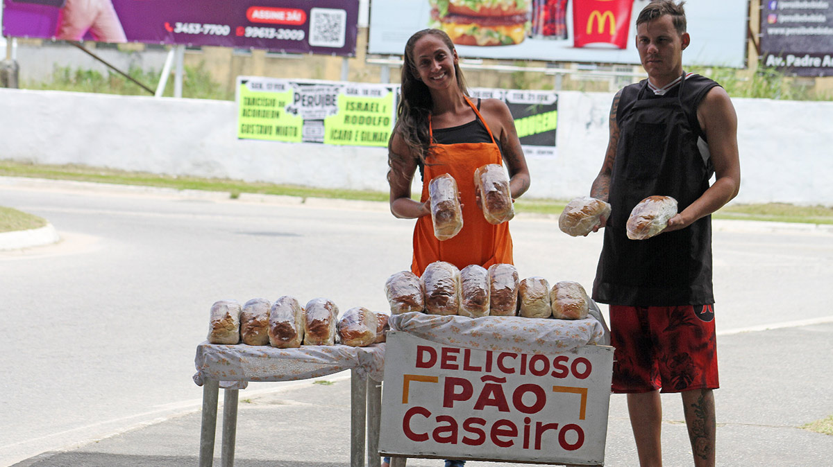 Júnior e Giovana trabalham todos os dias, das 7 às 18h30, para vender os pães em Peruíbe