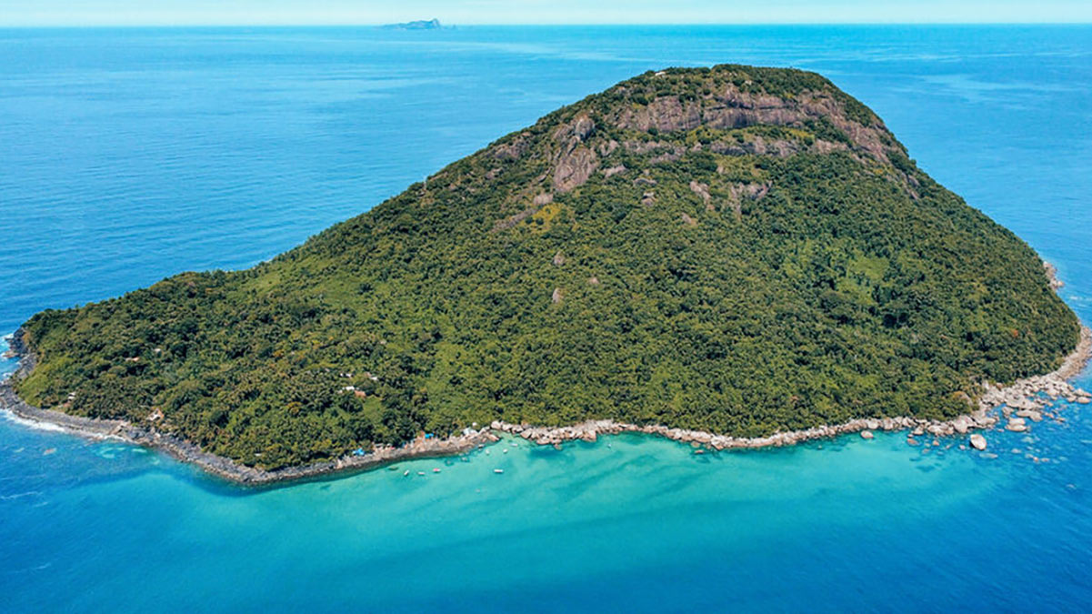 A água do local é cristalina e muito bem preservada. Vários peixes são visíveis