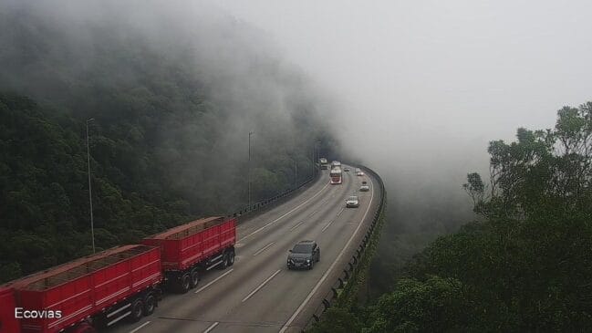 Tempo nas estradas é encoberto e com neblina nos trechos de serra