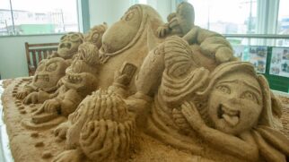 Esculturas de areia em Itanhaém trazem personagens de Divertida Mente 2