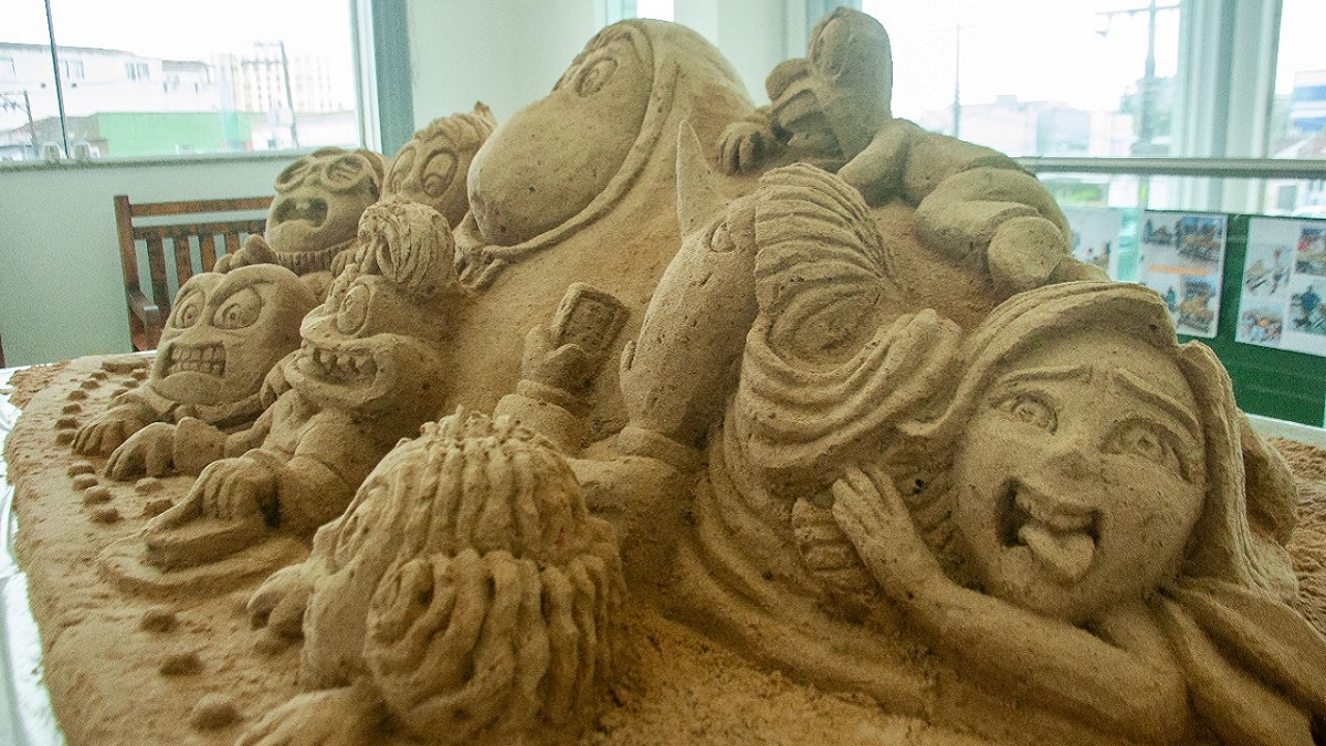 Esculturas de areia em Itanhaém trazem personagens de Divertida Mente 2