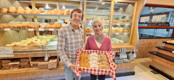 Pães de maçã, de vários formatos, são o carro chefe da padaria e os preferidos pelos clientes em Peruíbe