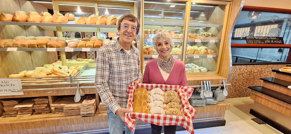 Pães de maçã, de vários formatos, são o carro chefe da padaria e os preferidos pelos clientes em Peruíbe