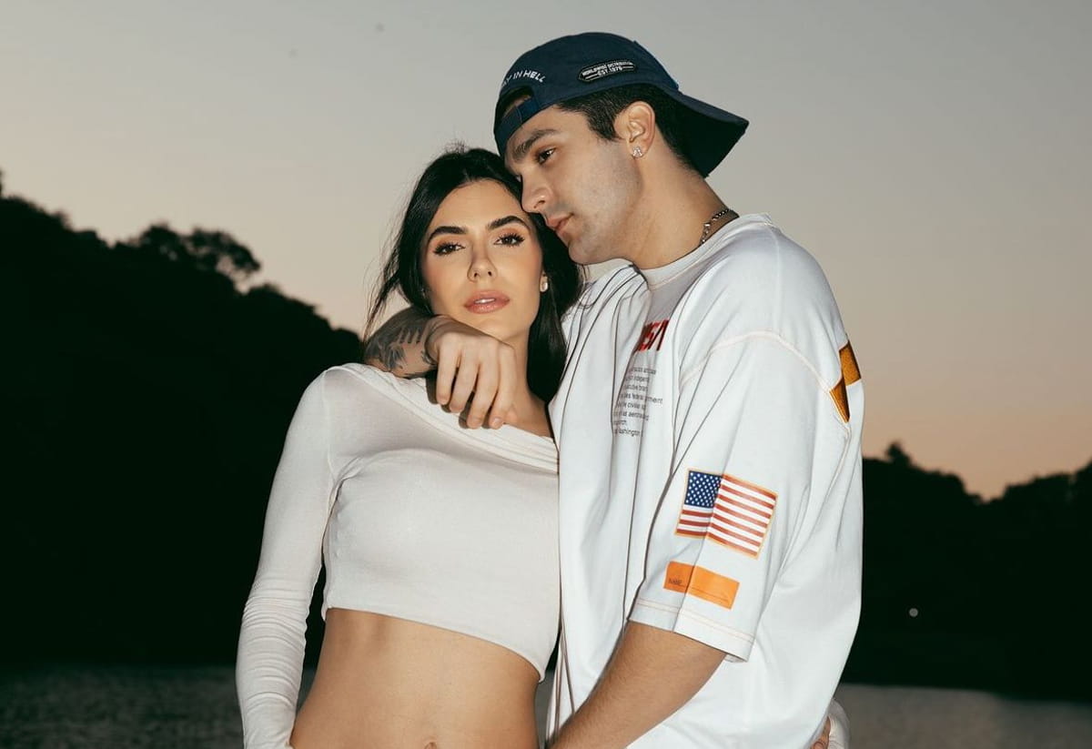 O namoro foi oficializado em 28 de fevereiro, por meio de um post do cantor no Instagram.