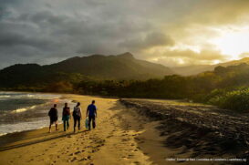 A praia de quase 1,5 km de extensão, possui areias claras e mar aberto com ondas.