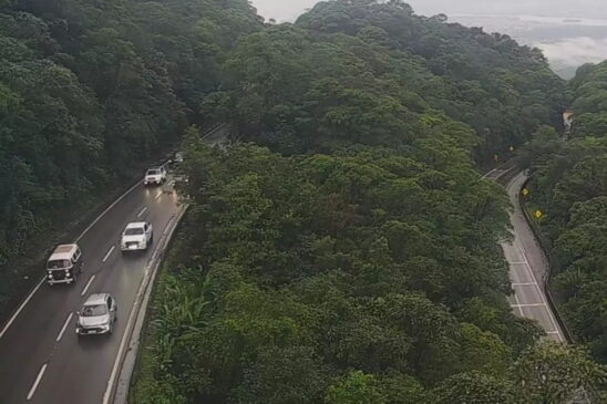 O retorno da Baixada Santista para a Capital apresenta um fluxo tranquilo, sem trânsito, no Sistema Anchieta-Imigrantes