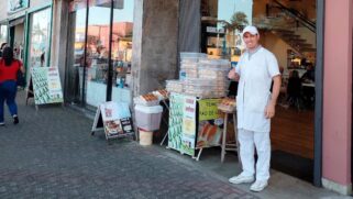 São oferecidos diversos sabores de sonhos e pão de leite aos clientes, no centro de Itanhaém