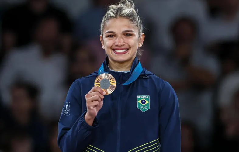 Depois de cinco lutas, Larissa, paulista de 25 anos comemorou uma medalha de bronze gigante para o judô feminino do Brasil