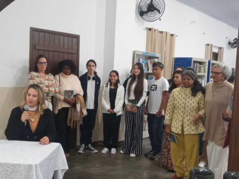 A organizadora Maria Elise apresenta os autores do livro que reúne contos, poemas e crônicas, em Itanhaém