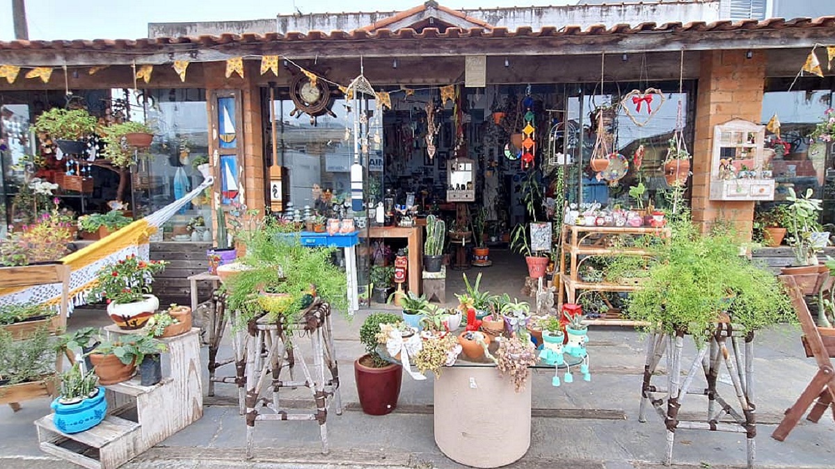 A loja, que funciona desde 2008, encanta o público com os objetos coloridos expostos na fachada da avenida Padre Anchieta, no bairro Arpoador