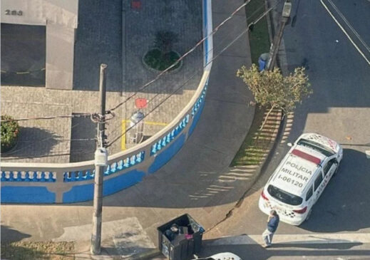 Uma viatura permaneceu no local para preservar a cena do crime até a chegada da perícia