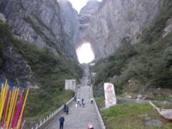 Caverna Tianmen, conhecida como a Porta do Céu, fica na Montanha Tianmen, província de Hunan, China