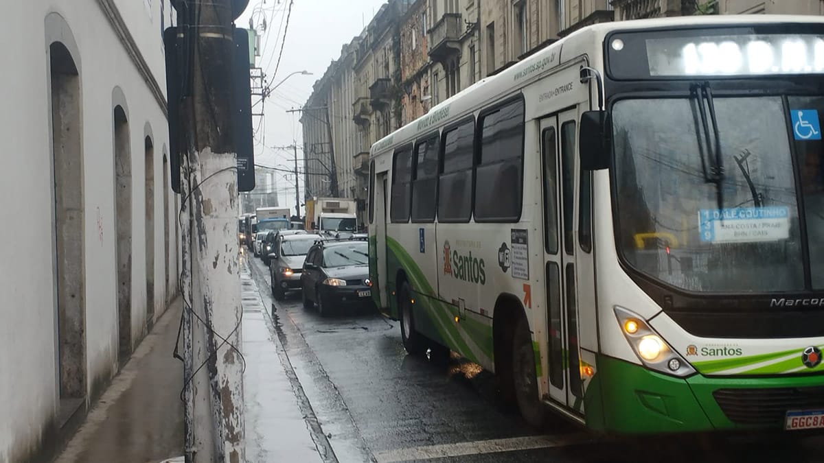 Centro de Santos tem trânsito congestionado nesta segunda-feira