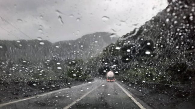 A Rodovia Anchieta apresenta tráfego lento do km 14 ao 10, no sentido São Paulo, devido ao alto fluxo de veículos