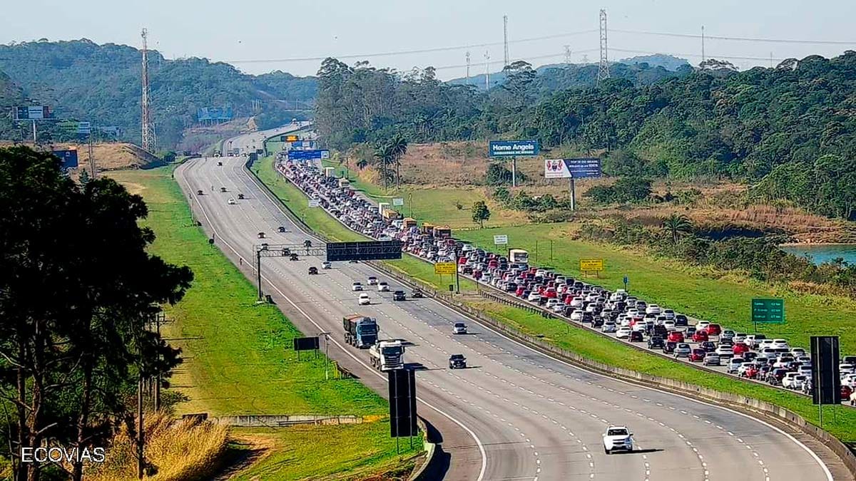 Milhares de veículos seguiram rumo ao interior ou litoral de SP para aproveitar o feriado prolongado