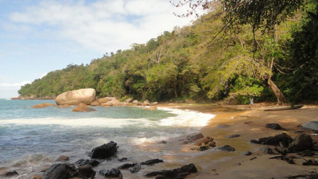 Considerada de difícil acesso, ela fica a 32 quilômetros do Centro de Ubatuba