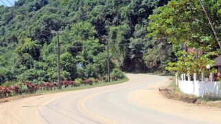 Assim como Israel, dezenas de famílias caiçaras moram há décadas às margens da Estrada Guarujá-Bertioga