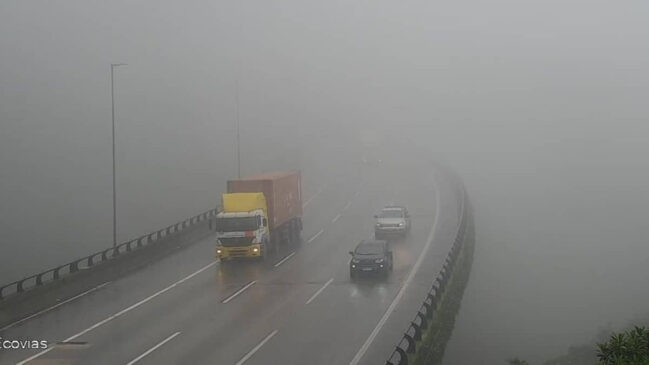 Rodovia Anchieta em dia de muita chuva e neblina