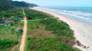 Recentemente, o município anunciou a utilização de sacos de areia para tentar frear o avanço do mar