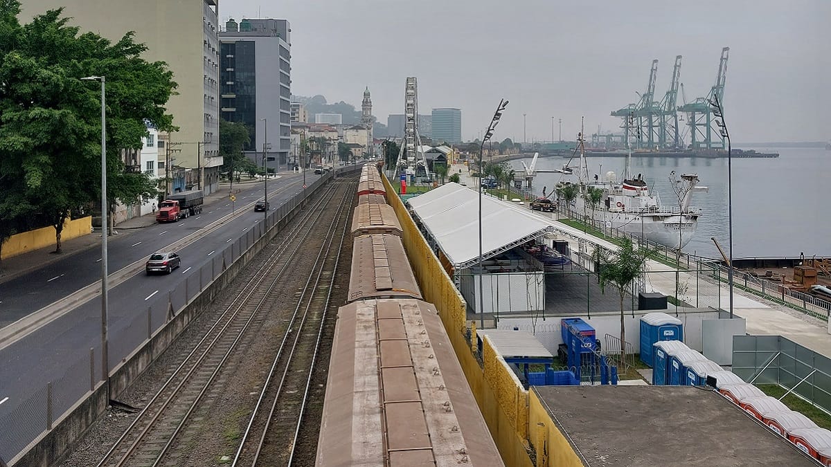 O arquiteto afirma ser impressionante como a região que possui o maior porto do hemisfério sul, cujo maior problema não é na região do porto, mas sim de acessos terrestres, a bancada parlamentar não possua um pensamento mais amplo