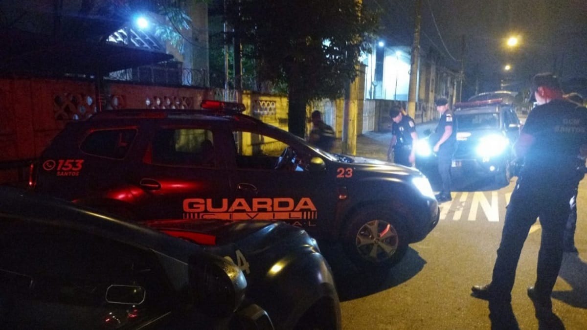 Segundo uma fonte dentro da Guarda Municipal, os comerciantes não precisavam ligar sequer para o número 153, bastando apenas enviar uma foto de pessoas deitadas em frente ao seus estabelecimentos para exigir a ação