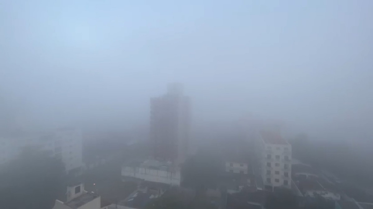 Nesta foto você deveria ser capaz de ver Guarujá, mas neblina engoliu o município