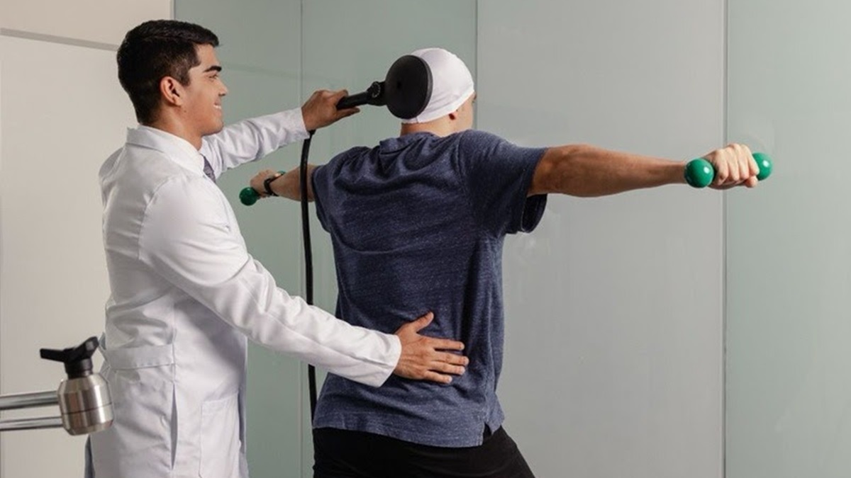 De acordo com a neurocientista com PhD em neurologia pela USP e professora da UNIFESP, Dra Carolina Souza, a neuromodulação não invasiva ajuda