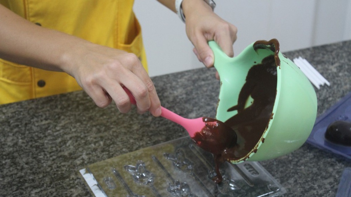 O Profissional Confeiteiro planeja e executa as operações do processo de fabricação de bolos e doces