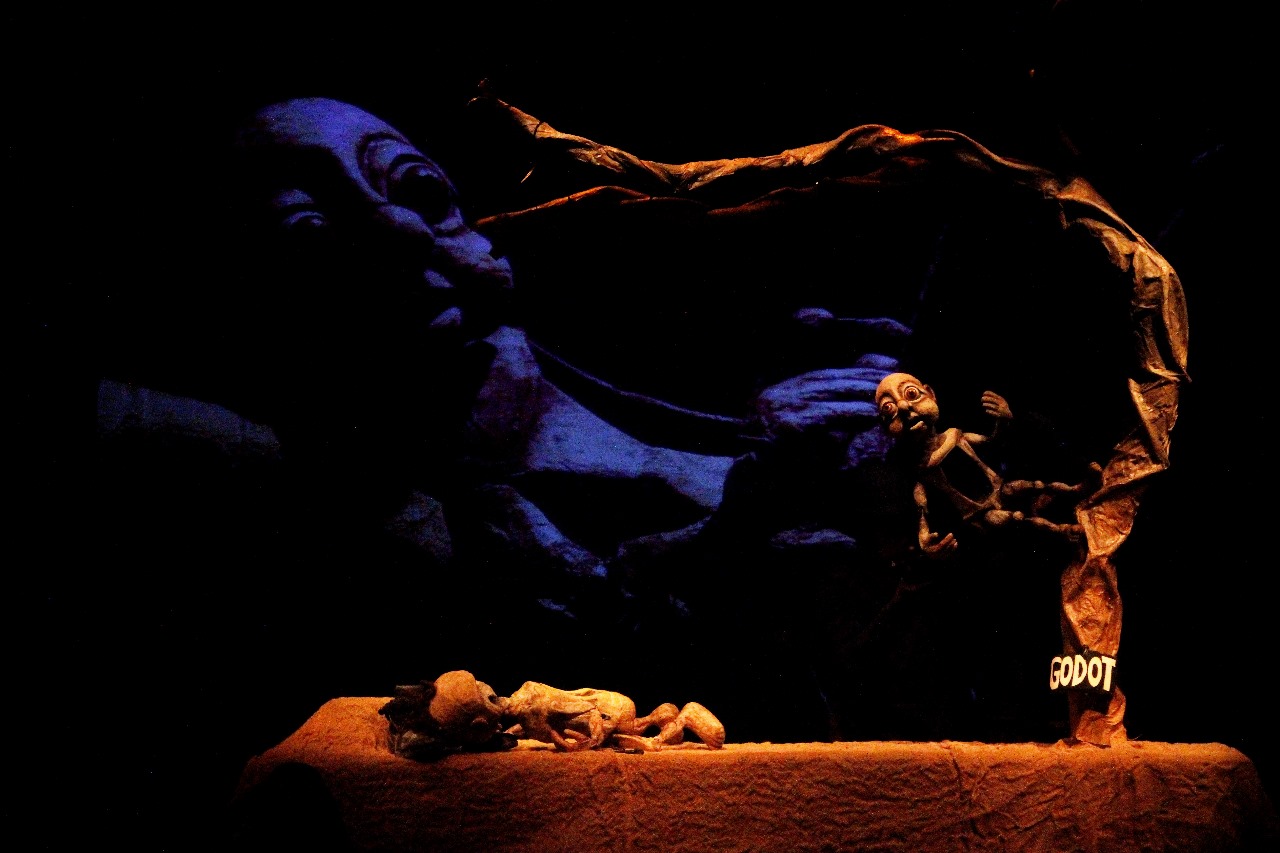 Cena do espetáculo 'Hoje Godot Não Vem', da Mostra Estadual