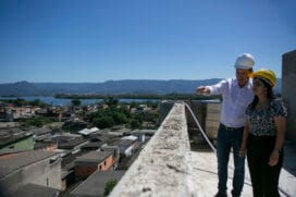 O prefeito Rogério Santos em visita às obras da policlínica