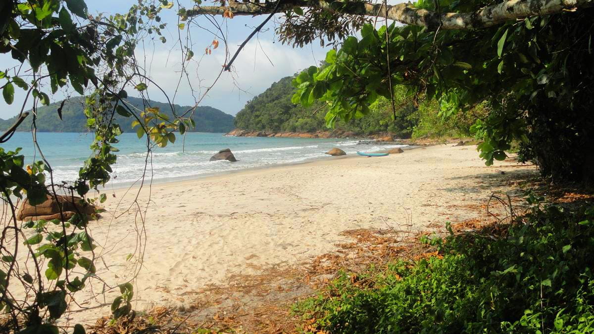 A Praia do Léo é rasa e tem o mar calmo
