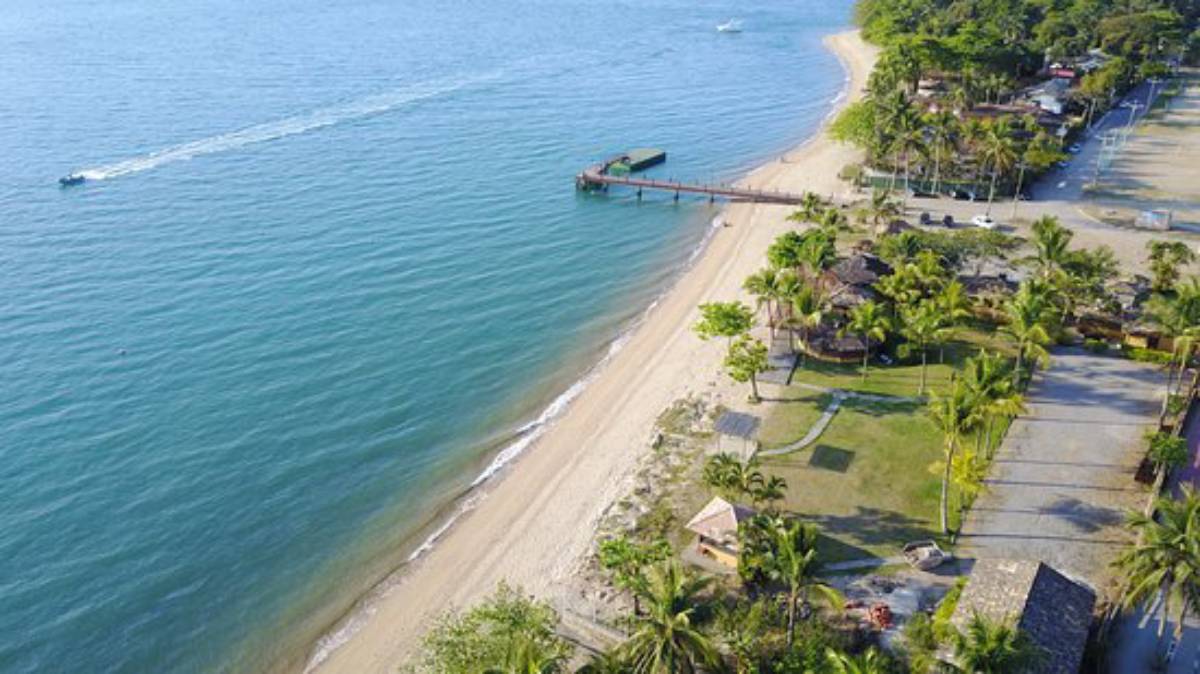 Sempre há quem se arrisque na praia no frio