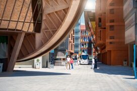 Masdar City foi construída do zero e no meio do deserto do Emirados Árabes