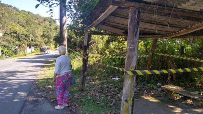 Totalmente sucateados, pontos de ônibus correm risco de desabar