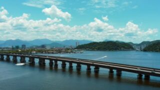 O processo de construção da ponte foi um marco importante para a região