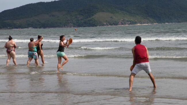 A cidade conta com 7 km de praia que, na verdade, compõem uma única enseada