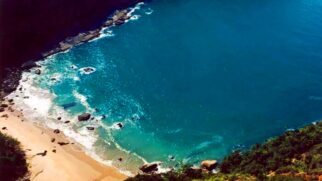 Praia da Caveira, em Ilha Bela, é linda e encantadora, mas esconde história de fantasmas