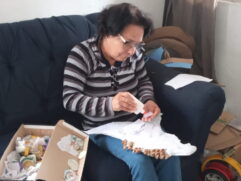 Animais e jogos educativos feitos com material reciclado são distribuídos aos alunos nas escolas em Itanhaém