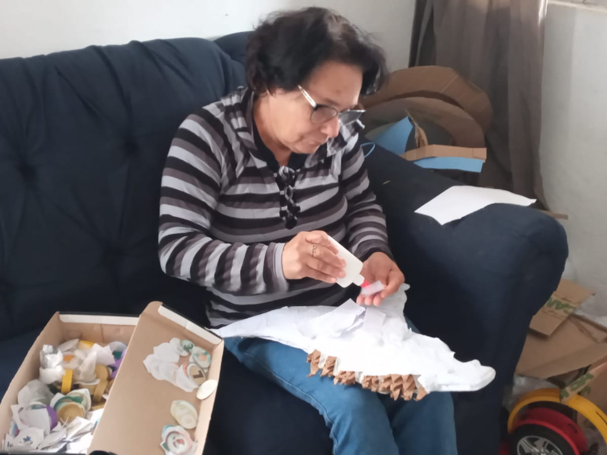 Animais e jogos educativos feitos com material reciclado são distribuídos aos alunos nas escolas em Itanhaém