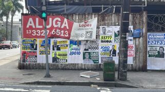 Publicidade de candidatos e partidos diferentes são fixadas em locais abandonados