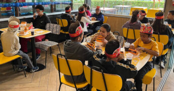 Crianças carentes de Santos e Cubatão comem no Mc Donald´s